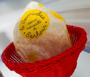 a cake in a basket on a table at Residence Croma in La Roche-Posay