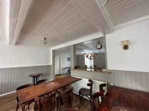 雷札爾菲厄澤的住宿－Tærgesen Guesthouse，一间带木桌和椅子的用餐室