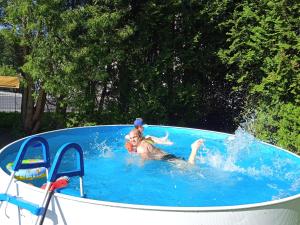un joven nadando en una piscina en Chata Elča en Lipova Lazne
