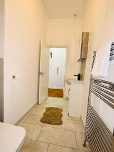 una pequeña cocina con lavabo y aseo en Newly refurbished two bedrooms flat en St. Leonards