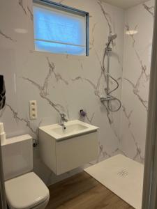 Et badeværelse på Blue Cottage Bruxelles Sud + 19 billeder