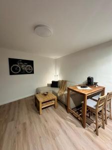 uma sala de estar com um sofá e uma mesa em City Apartment em Sankt Ingbert