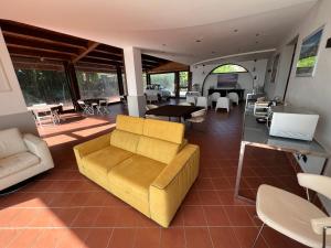 un salon avec un canapé et une table dans l'établissement Villa Leucatia, à Sant’Agata Li Battiati 