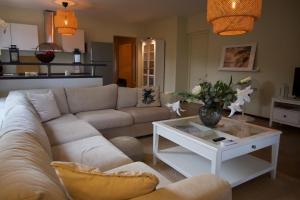 sala de estar con sofá blanco y mesa en Luxury appt for 6: mesmerizing Spanish water view, en Jan Thiel
