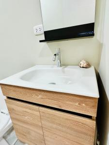 a bathroom with a sink and a mirror at Las Viñas - Departamentos Privados in Ica