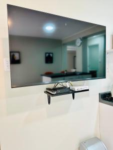 un espejo colgado en una pared en una habitación en Las Viñas - Departamentos Privados, en Ica