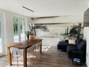 a living room with a table and a couch at Strandhaus Ahlbeck (100 m vom Strand) in Ahlbeck
