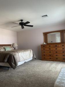 Ένα ή περισσότερα κρεβάτια σε δωμάτιο στο Cute 2 bedroom home with pool and RV parking