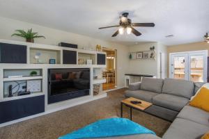 Et tv og/eller underholdning på Rhythms of Tom Tom Sparkling Pool