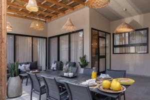 uma sala de jantar com mesa e cadeiras em Diamond in the Desert- for families em Eilat