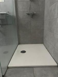Ένα μπάνιο στο Bkenkember Aprt