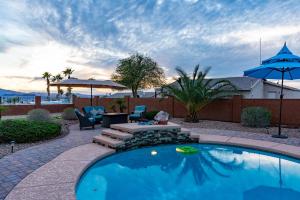 patio trasero con piscina y patio en Got a Big Group Coming to Lake, en Lake Havasu City