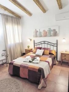 - une chambre avec un grand lit dans l'établissement cortijo Maria Gomez, à Malaga