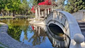 un puente sobre un estanque en un parque en Arcángeles en Rosario
