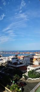 - une vue sur la ville avec ses bâtiments et l'océan dans l'établissement Vista triangular, à Las Palmas de Gran Canaria