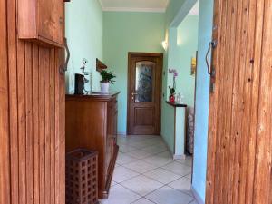 corridoio con porta in legno e pavimento piastrellato di Le Siepi a Reggello