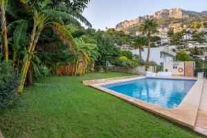a swimming pool in the yard of a villa at Bello Horizonte in Altea