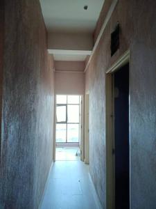um corredor vazio com uma janela num quarto em Hostel Dena moon inn 3 em Kota Bharu