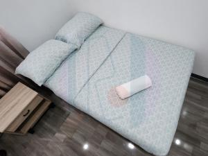 ein Bett mit einem rosa Kissen darüber in der Unterkunft Ricres Apartment in Babak
