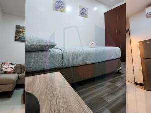 ein kleines Schlafzimmer mit einem Bett und einem Sofa in der Unterkunft Ricres Apartment in Babak