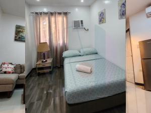 - une petite chambre avec un lit et un canapé dans l'établissement Ricres Apartment, à Babak