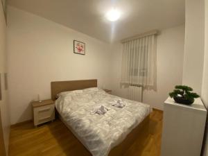 um pequeno quarto com uma cama e um vaso de plantas em Affordable Apartments 8 em Zagreb
