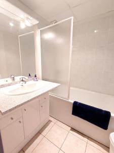 a bathroom with a sink and a bath tub and a sink at Appartement en centre-ville d’Uzès in Uzès