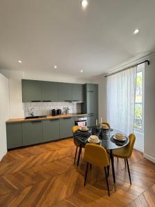 une cuisine et une salle à manger avec une table et des chaises dans l'établissement Le Rêveur - Parking Gratuit, Wifi, RER C Choisy-le-Roi, à Choisy-le-Roi 12 autres photos