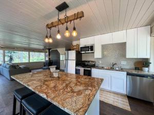 - une cuisine avec un grand comptoir en marbre dans l'établissement El Osito Mountain Cabin in Angel Fire NM, à Angel Fire