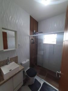 a bathroom with a shower and a toilet and a sink at Apartamento Aconchego nas Montanhas, em Cunha-SP in Cunha