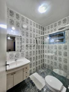 a bathroom with a toilet and a sink at Recanto Toca das Plantas de Ilhabela I in Ilhabela
