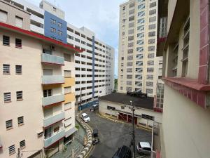 widok na ulicę w mieście z budynkami w obiekcie Apto Santos Gonzaga w mieście Santos