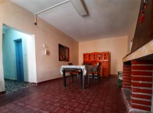 uma sala de estar com uma mesa e cadeiras em Casa Centrica 2 habitaciones con Cochera SL Cap em San Luis