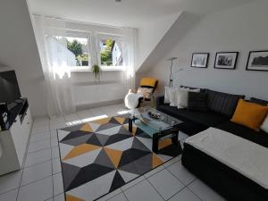 ein Wohnzimmer mit einem Sofa und einem Tisch in der Unterkunft Ferienwohnung Grete in Trier
