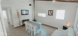 ein Wohnzimmer mit Tisch und Couch in der Unterkunft Casa de Montaña María Tequila in Villa Giardino