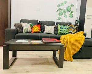 un soggiorno con divano e tavolino da caffè di Bien comunicado, acogedor y confortable a Coslada