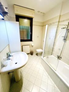 ein Bad mit einem Waschbecken, einer Dusche und einem WC in der Unterkunft La Casa nel Verde in Pistoia