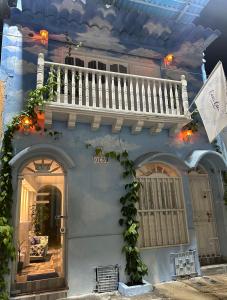 une maison avec un balcon sur le côté dans l'établissement Casa Cielo Cartagena, à Carthagène des Indes