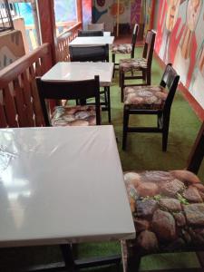 un grupo de mesas y sillas en un restaurante en DEJAVU, en Chachapoyas