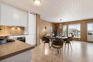 cocina y comedor con mesa y sillas en Leilighet i Sogndal skisenter - Hodlekve, en Sogndal