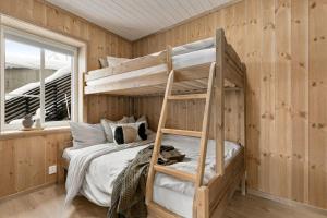 1 dormitorio con litera y ventana en Leilighet i Sogndal skisenter - Hodlekve, en Sogndal