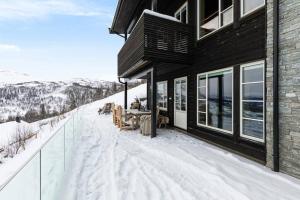 Una casa en la nieve con balcón en Leilighet i Sogndal skisenter - Hodlekve, en Sogndal
