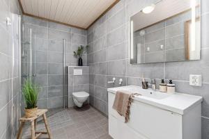 y baño con lavabo y aseo. en Leilighet i Sogndal skisenter - Hodlekve, en Sogndal