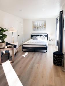 um quarto com uma cama e uma sala de estar em Brand New Modern Apartment em Vancouver