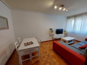 Μια τηλεόραση ή/και κέντρο ψυχαγωγίας στο Piso sencillo y acogedor con parking gratuito