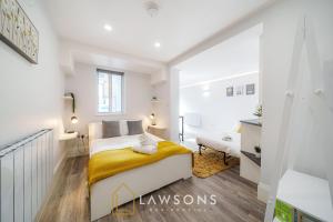 ein weißes Schlafzimmer mit einem Bett in einem Zimmer in der Unterkunft Central Living by Lawsons in Windsor