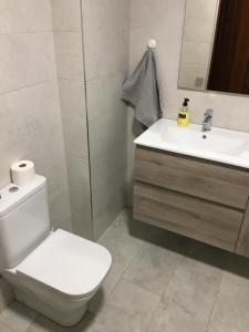 Ένα μπάνιο στο Piso sencillo y acogedor con parking gratuito