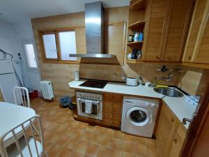 Η κουζίνα ή μικρή κουζίνα στο Piso sencillo y acogedor con parking gratuito +1 φωτογραφίες