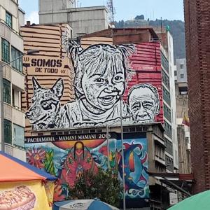 un bâtiment avec une fresque sur son côté dans l'établissement Apartamentos Centro Bogotá piso 16 y o piso 23 -Vista Monserrate, à Bogotá
