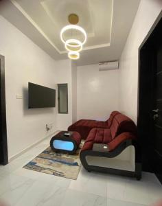 um quarto com uma cama e uma televisão de ecrã plano em Urban Retreat Luxury Shortlet Apartment Lekki Lagos em Lekki
